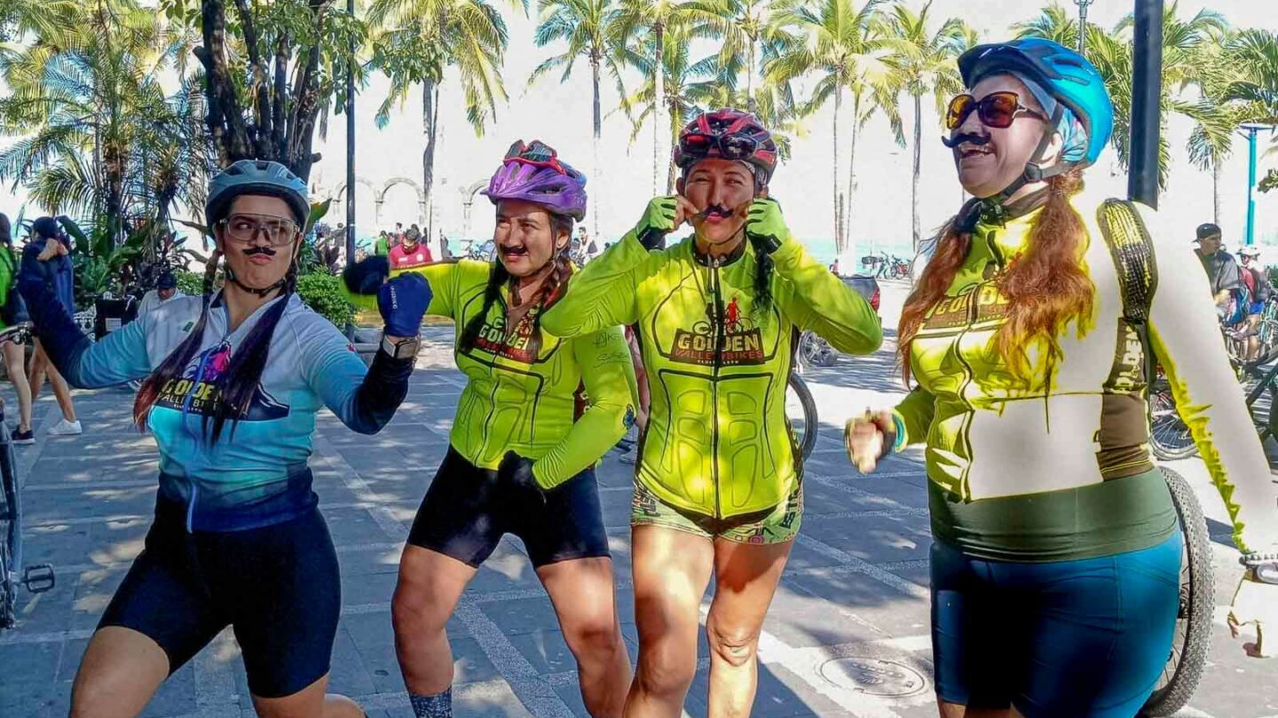 Chicas apoyando el movimiento Salud Para Ellos